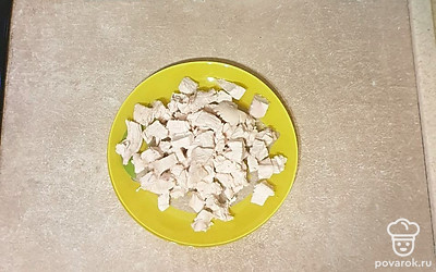 Куриную грудку отварите до готовности (около 20 минут после закипания). Остудите и нарежьте кубиком.