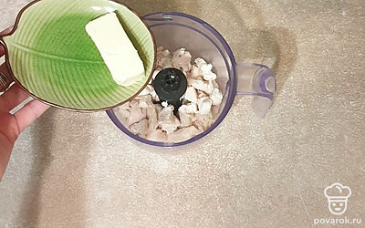 В чашу блендера выложите курицу, добавьте сливочное масло.