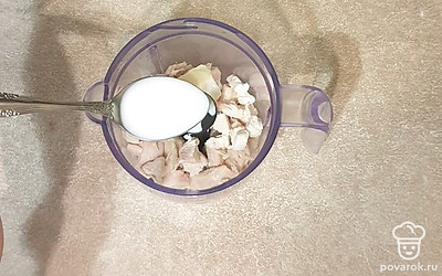 Влейте сливки.