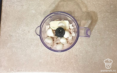 К остальным ингредиентам положите моцареллу.