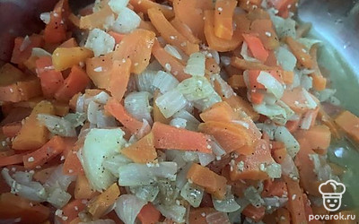 Подготовить лук и морковь, почистить порезать и обжарить, отварить если делаете диетический вариант. Добавить в кастрюлю.