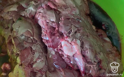 Печень разморозить, промыть.