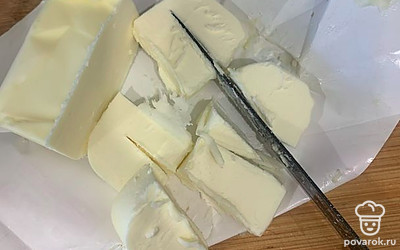 Нарушать на куски сливочное масло и добавить в кастрюлю.