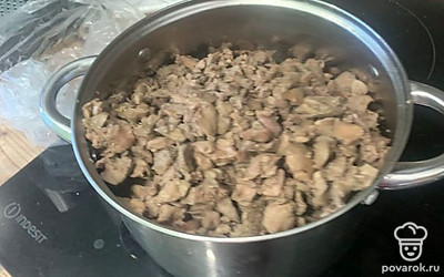 Поместить печень так же в кастрюлю.
