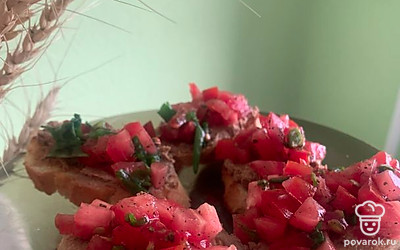 Вкусно подавать на поджаренном кусочке хлеба или батона с мелоко нарезанными помидорами и луком.