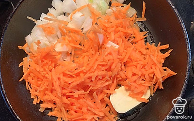Лук и морковь обжарить на масле.