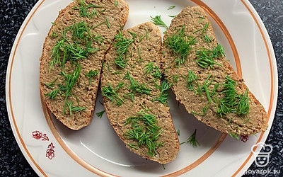 Подавать, намазав на хлеб, и посыпать зеленью.