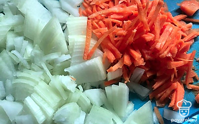 Почистить лук, морковь. Нарезать небольшими кубиками. Обжарить.