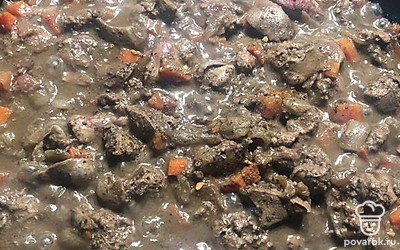 К обжаренным овощам добавить нарезанную куриную печень и жарить до готовности, добавив специи и соль по вкусу.