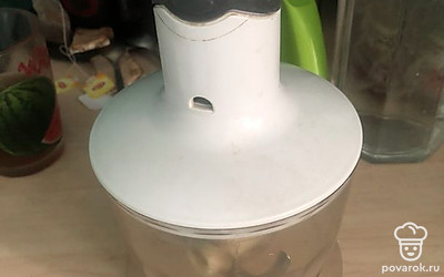 Готовую печень с овощами остудить, положить в блендер.