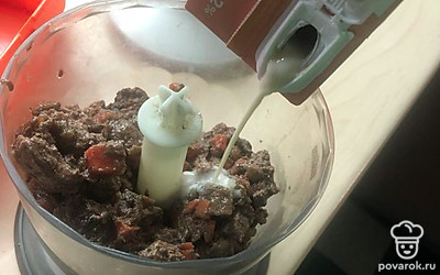 Все измельчить в блендере, добавить молоко и сливочное масло.