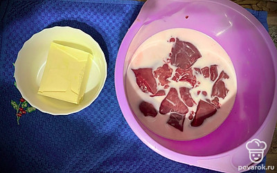 Печень промыть, удалить прожилки и пленки. Нарезать на 2-4 части и залить молоком на 1-2 часа. Сливочное масло оставляем при комнатной температуре до размягчения.