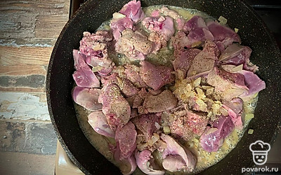 Мелко нарезать небольшую луковицу и немного обжарить на кусочке сливочного масла из общего объема. Печень промыть от молока и отправить к луку. Посолить, поперчить и тушить до готовности примерно 20 минут при необходимости добавив немного воды.