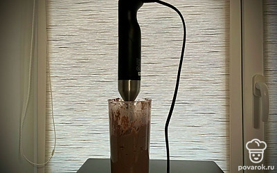 Остывшую печень вместе с остатками жидкости переложить в удобную емкость и пробить погружным блендером.