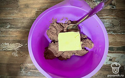 Выложить паштет в глубокую миску и перемешать с мягким сливочным маслом. Не стоит делать это блендером, масло может дать сыворотку. Удобно делать силиконовой лопаткой.