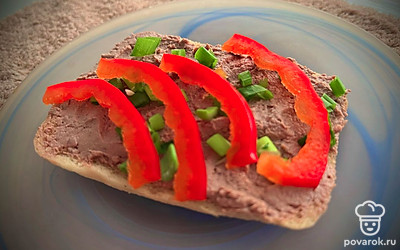 Переложить в любимый контейнер и хранить в холодильнике. На кусочке хлеба с овощами, для начинки в пирожки. 