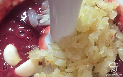 Для начала хорошо зачистите печень от пленок и всего лишнего. Лук репчатый обжарьте на раститительном масле до полуготовности. Соедините печень и лук, добавьте чеснок и все пробейте блендером до однородности. 