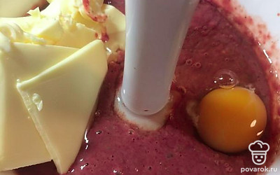 В печеночную массу добавьте яйцо и размягченое сливочное масло. И снова хорошо пробейте блендером. 