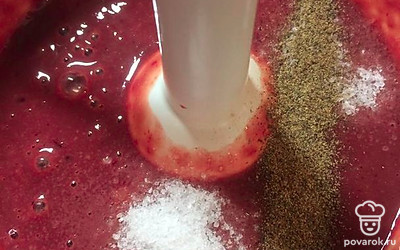 Посолите и поперчите. 