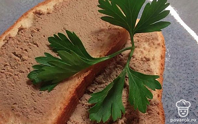 Подавайте на тостах или ломтике хлеба, украсив зеленью.