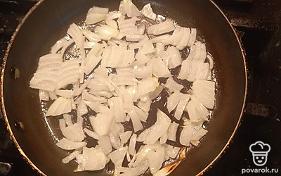 Лук обжарить на сковороде, печень сварить.