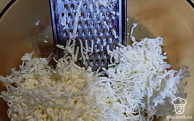 Отварить яйцо, натереть на терке.