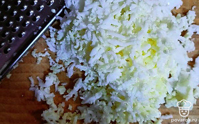 Охлажденный плавленый сырок натереть на терке.