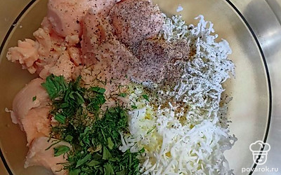 В миске смешать детское пюре, натертое яйцо и сырок, добавить мелко порубленную зелень, соль, перец и майонез.