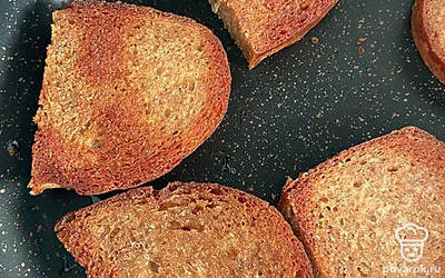 Хлеб обжарить с двух сторон на разогретой сковороде в небольшом количестве растительного масла.