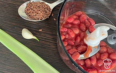 Пока хлеб обжаривается-приготовить паштет. В чашу блендера выложить фасоль, семя льна, чеснок и сельдерей, порезанный произвольно.