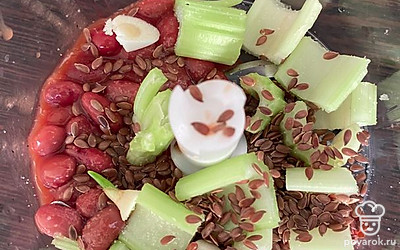 Посолить, добавить оливковое масло, взбить до однородной консистенции.