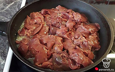 Нарезаем печень, кладем в кастрюлю.