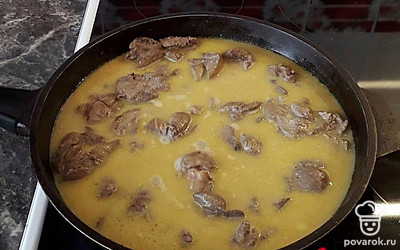 Добавляем воду и сливочное масло, тушим 10 минут.