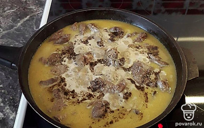 Далее вливаем сливки, добавляем соль и перец и тушим еще 7-8 минут.