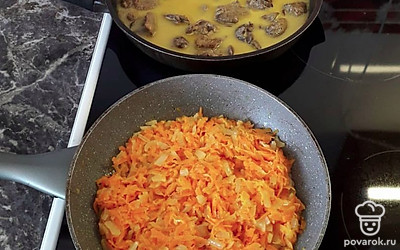 Печень убираем с огня и даем остыть, в это время обжарим лук и морковь на растительном масле и так же остужаем. 