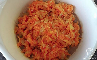 Далее добавляем лук и морковь, так же взбиваем блендером.