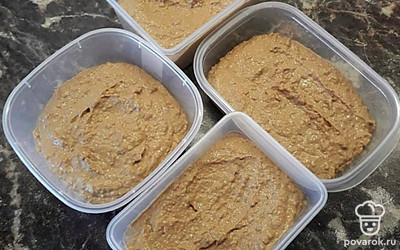 Паштет готов, укладываем в контейнеры и отправляем холодильник. 