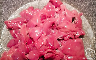 Промойте печень, порежьте её на небольшие кусочки и отправьте на предварительно разогретую сковороду с растительным маслом.
