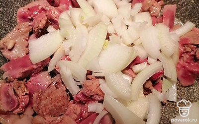 Слегка обжарьте печень и соедините её с крупно порезанным луком. Готовьте на умеренном огне в течении 15-20 минут, пока печень не перестанет кровить.
