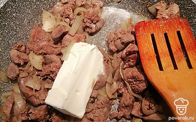 После этого добавьте в сковороду сливочное масло.
