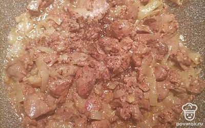 Теперь блюдо необходимо посолить и поперчить.
