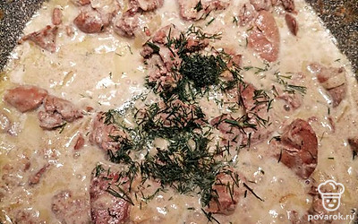 Залейте печень сливками, добавьте зелень и тушите около 5 минут.
