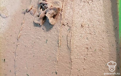 Готовую печень пробейте блендером до однородной консистенции и дайте остыть.
