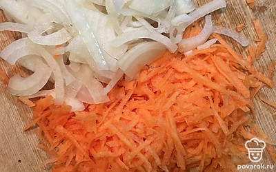 Порежьте лук и натрите морковь. 