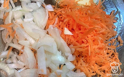 Обжарьте на сковороде 10 минут на сливочном масле.