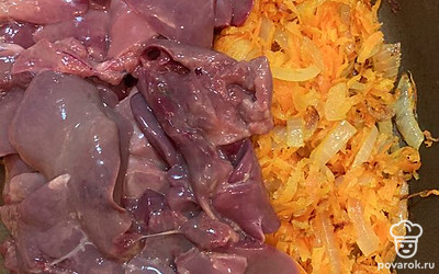 Добавьте к овощам промытую печень и тушите 15 минут, периодически помешивая, добавьте соль и перец.