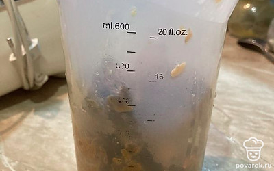 Переложите печень с овощами в чашу или высокий стакан для блендера и добавьте сливки. 