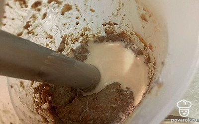 Всё измельчите и переложите в контейнер с крышкой.