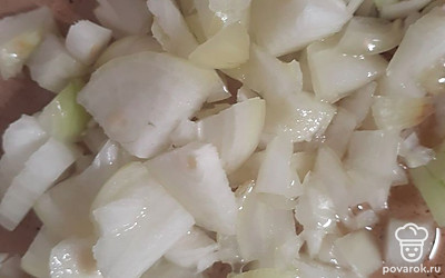 Лук нарезать.