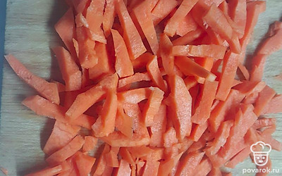 Морковь нарезать.